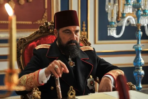 payitaht-abdulhamid-96-yeni-bolum-fragmani-yayinlandi-mi-abdulhamid-halil-halide-gorev-veriyor-1573246107758.jpg