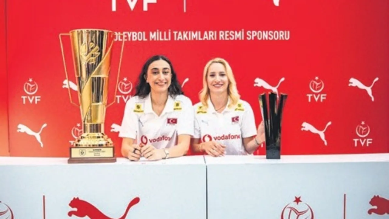 Elif Şahin ve Gizem Örge İstinye Park’ta hayranlarıyla buluştu
