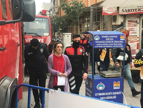 zeytinburnunda-bir-kadin-cati-katindan-esyalari-firlatip-evi-atese-verdi-bu-kadina-hicbir-sey-yapilamadi-1617292702994.jpg Zeytinburnu'nda bir kadın çatı katından eşyaları fırlatıp evi ateşe verdi: Bu kadına hiçbir şey yapılamadı-4