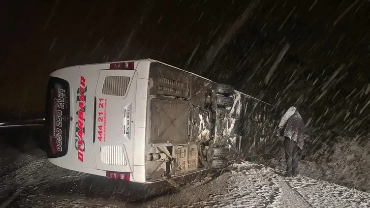 Bingöl'de yolcu otobüsü devrildi: Çok sayıda yaralı var
