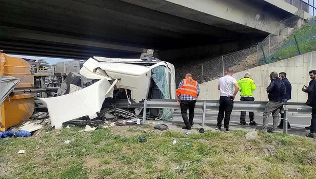 temde-kaza-seyrantepe-baglanti-yolunda-hafriyat-kamyonu-yan-yatti-1681560000544.jpeg TEM'de kaza! Seyrantepe Bağlantı Yolunda hafriyat kamyonu yan yattı-1