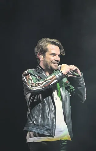 Kenan Doğulu’yu arasının bozuk olduğu konuşulan eşi Beren Saat yalnız bıraktı