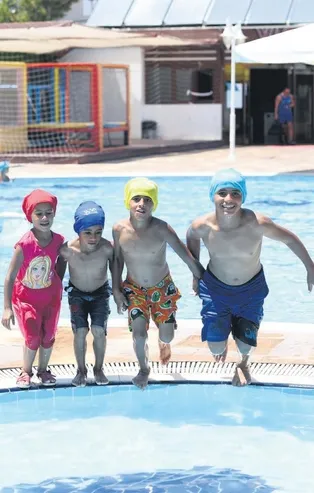 Görüntüleri yürek burkmuştu... Havuzdaki çocukları izleyen çocuk, kardeşleriyle havuza götürüldü