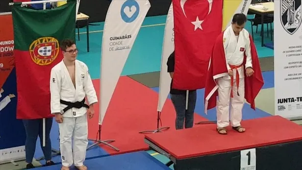 talha-ahmet-erdem-kimdir-kac-yasinda-nereli-judo-sampiyonu-dogukan-cosar-kimdir-ozel-sporcu-ne-demek-1633578279844.jpg Judo şampiyonu Doğukan Coşar kimdir? Talha Ahmet Erdem kimdir, kaç yaşında, nereli? Özel sporcu ne demek?-2
