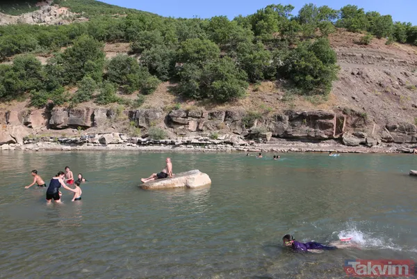 Hava sıcaklığı 40 dereceye ulaştı! Tunceli'de Munzur Nehri kıyısı Bodrum'u aratmadı - 11