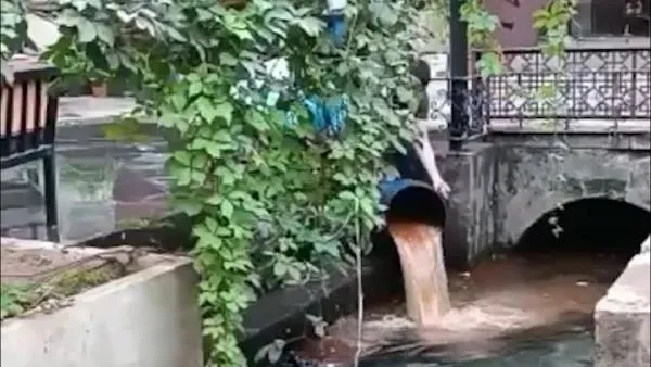 Tarihi Gümrük Hanı'nda skandal görüntü! Su kanalına bulaşık suyu döktü: O anlar kamerada-3