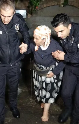 Antalya'da sağanak! Evde mahsur kalan engelli kadını ve yaşlı anneyi polis kurtardı: "Gerekirse seni sırtımda taşır çıkartırım"