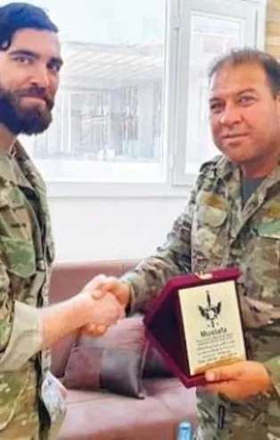 ABD ordusu teröristlere rütbe ve nişan dağıtıyor