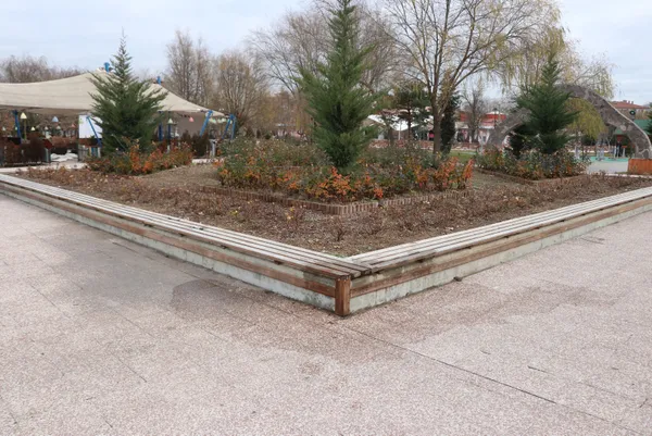 boluda-parkta-yuruyen-genc-kiz-tanimadigi-biri-tarafindan-3-yerinden-bicaklandi-1608723198111.jpg Son dakika: Bolu'da parkta yürüyen genç kız tanımadığı biri tarafından 3 yerinden bıçaklandı-3