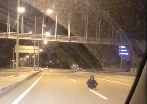 Son dakika: Otoyolda yol ortasına oturan kadın, ölüme davetiye çıkardı-1