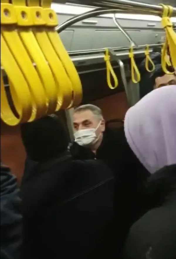 istanbulda-kar-firtinasi-araclar-yollarda-kaldi-iett-otobusu-gidebilsin-diye-yolcular-zipladi-1647156625066.jpg İstanbul'da kar fırtınası! Araçlar yollarda kaldı: İETT otobüsü gidebilsin diye yolcular zıpladı-4