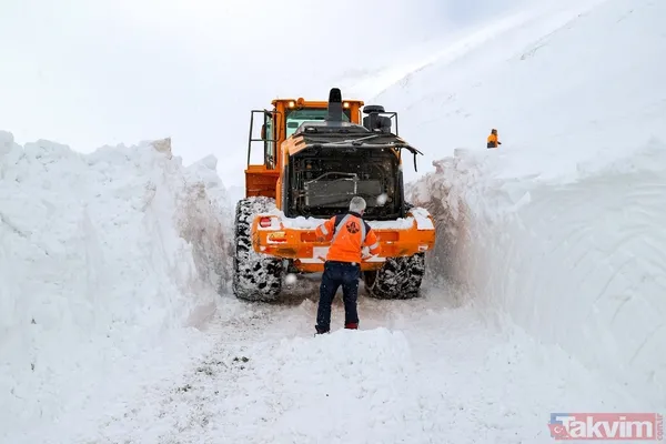 Geçtiğimiz yıl Türkiye'de 2 metre ile en yüksek kar kalığının ölçüldüğü Van-Bahçesaray yolunda amansız mücadele - 2