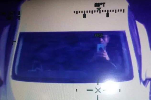 Cep telefonu ile helikopteri görüntülemeye çalışan sürücü kamerayla tespit edildi cezadan kaçamadı