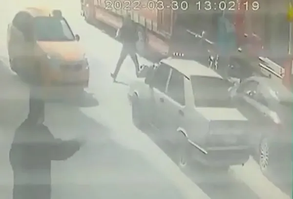 film-gibi-olay-dur-ihtarina-uymadi-kadin-polis-memurunu-otomobilin-kaputunda-200-metre-tasidi-1648644796278.jpg Film gibi olay! 'Dur' ihtarına uymadı kadın polis memurunu otomobilin kaputunda 200 metre taşıdı-7