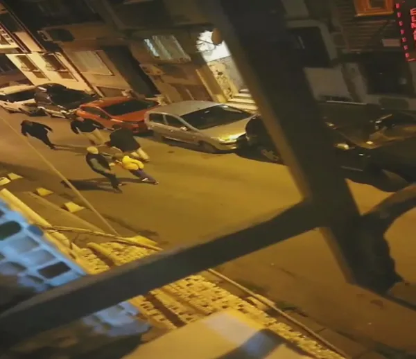 sislide-davulu-bicaklayan-turist-davulcuyu-da-kovaladi-iste-o-anlar-1619599040985.jpg Şişli'de davulu bıçaklayan turist davulcuyu da kovaladı! İşte o anlar-4