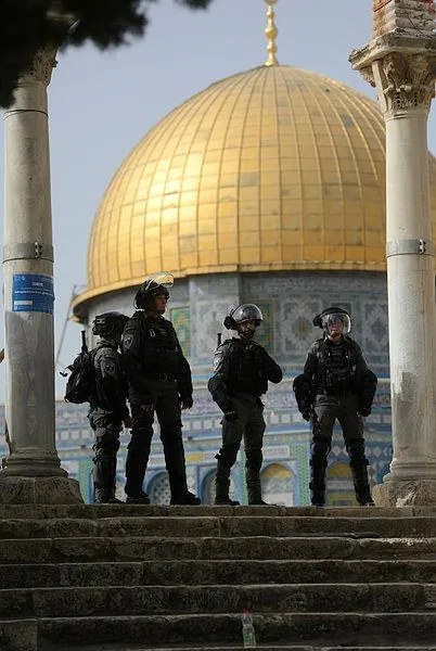 israilin-siyonist-teroristleri-kanli-ayaklariyla-kible-mescidi-ile-kubbetus-sahranin-catisina-cikti-1620657753514.jpeg