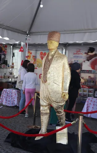 İzmir'de pastadan Atatürk heykeli yapıldı