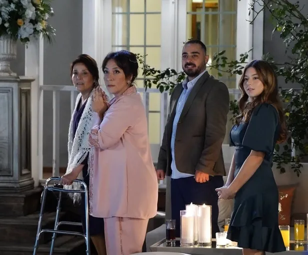 show-tvnin-yeni-dizisi-guzel-gunler-konusu-ne-oyunculari-kimler-guzel-gunler-nerede-cekiliyor-gercek-hikaye-mi-1667745096272.jpg Show TV'nin yeni dizisi Güzel Günler konusu ne, oyuncuları kimler? Güzel Günler nerede çekiliyor? Gerçek hikaye mi uyarlama mı merak ediyordu!-3