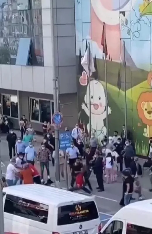 istanbulda-taksicilerin-yolcu-kavgasi-bolgemizden-musteri-alamazsin-1620110884301.jpg İstanbul'da taksicilerin yolcu kavgası: Bölgemizden müşteri alamazsın-4