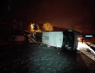 Yolcu otobüsü kaza yapan tıra çarparak devrildi