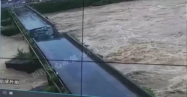 Çin'in 5 asırlık köprüsünü sel yıktı