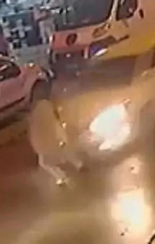 Son dakika: İzmir'de otomobilin yayaya çarptığı kaza, kamerada! Polis sürücünün peşinde
