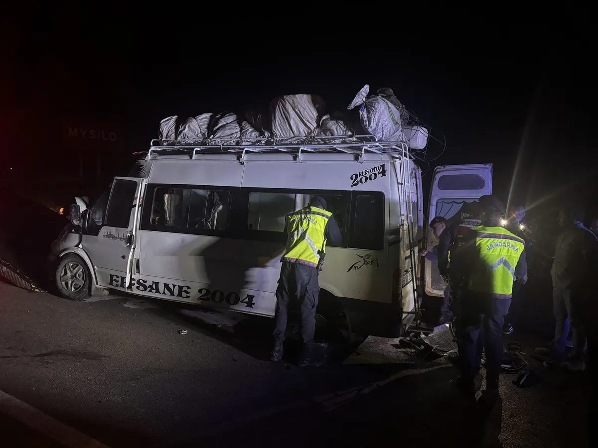 aksarayda-tarim-iscilerini-tasiyan-minibus-tira-carpti-1778787608403.jpeg Aksaray-Konya yolunda feci kaza: Tarım işçilerini taşıyan minibüs TIR'a çarptı! Kazada 12 kişi yaralandı-3