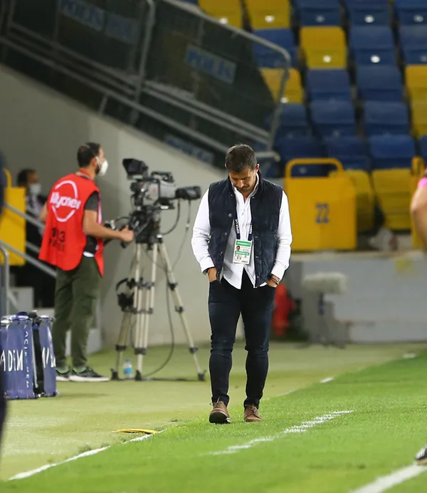 son-dakika-basaksehirde-emre-belozoglu-donemi-teknik-direktor-olarak-geri-dondu-1633267888534.jpg SON DAKİKA: Başakşehir'de Emre Belözoğlu dönemi! Teknik direktör olarak geri döndü-3