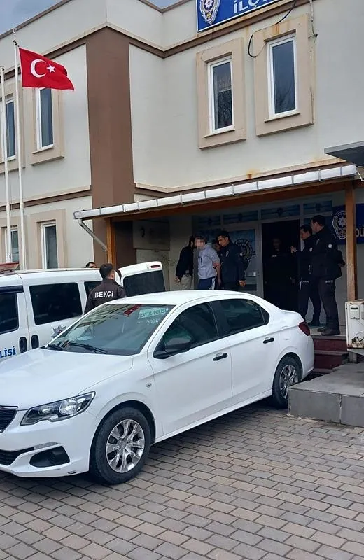 canakkalede-evlat-vahseti-annesini-canice-katletti-1710322028636.jpeg Çanakkale'de evlat vahşeti! Annesini canice katleden üniversite öğrencisi tutuklandı-2
