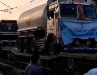 Hindistan’da koronavirüs krizi! Artan vaka sayıları nedeniyle cesetler yakılıyor oksijen tankları trenlerle taşınıyor