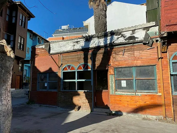 yesilcamin-kotu-adami-erol-tasin-kahvehanesi-harabeye-dondu-son-hali-icler-acisi-1673283208506.jpg Yeşilçam’ın kötü adamı Erol Taş’ın kahvehanesi kapandı! Son hali içler acısı...-4