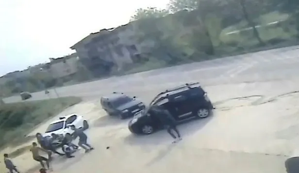 Kocaeli'nin Kandıra ilçesinde bir tuhaf olay! Sakince araçlarını park edip yumruk yumruğa kavga ettiler-6