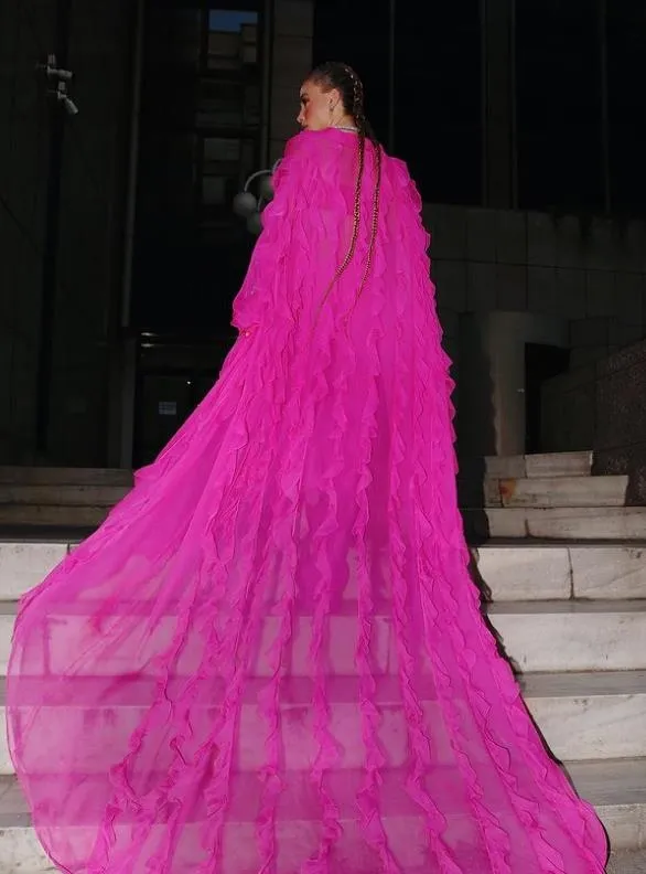 odul-toreninde-serenay-sarikaya-ve-hande-ercel-siklik-yarisina-girdi-gulsen-ise-tuhaf-makyajiyla-sosyal-medyad-1654023260773.jpeg Ödül töreninde Serenay Sarıkaya ve Hande Erçel adeta şıklık yarışına girdi! Geceye ise 5.5 milyonluk takılar damga vurdu-3