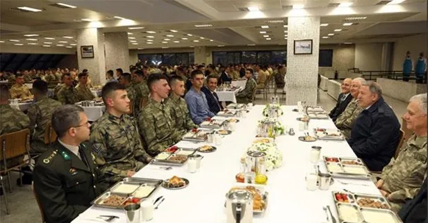 Bakan Akar ve komutanlar Mehmetçik ile iftar yaptı