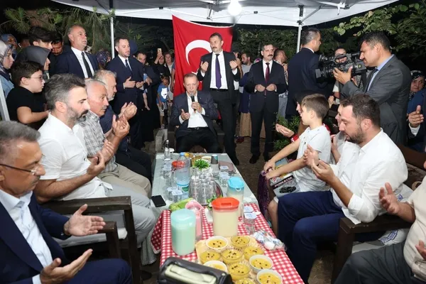 baskan-erdogandan-sehit-ailesine-ziyaret-1659816276503.jpg Başkan Erdoğan'dan şehit ailesine ziyaret-4