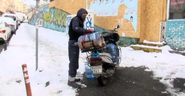 Beşiktaş ve Nişantaşı’nda kar yasağına rağmen motokuryeler görüldü: Çalışmak zorundayız