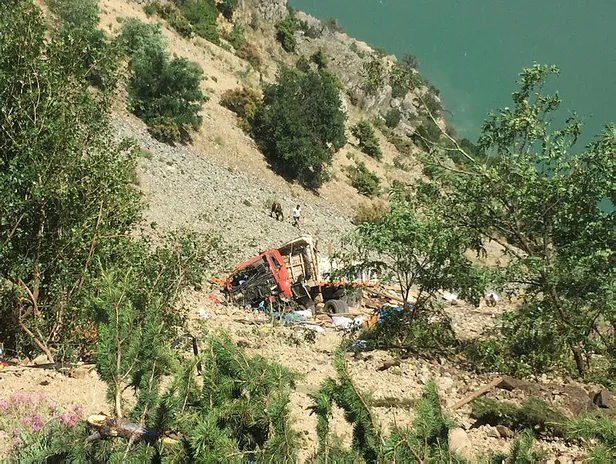 Artvin'de yaylaya giden kamyon şarampole uçtu-1