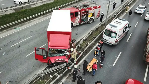 son-dakika-esenyurt-tem-baglanti-yolunda-feci-kaza-trafik-kilitlendi-1614774368497.jpg SON DAKİKA! Esenyurt TEM bağlantı yolunda feci kaza! Trafik kilitlendi-6