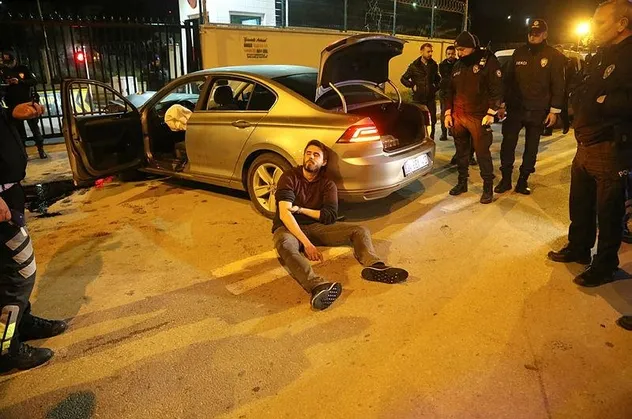 Polisten kaçtı emniyetin kapısına çarptı!