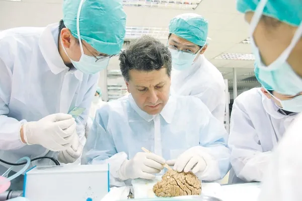 Türk cerrah Prof. Dr. Uğur Türe başarılı beyin ameliyatları ile tarih yazdı!-2