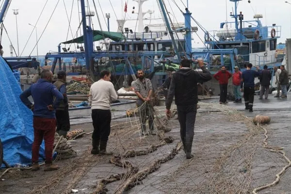Ağı çeken balıkçılar donup kaldı! Herkes limana koştu-2