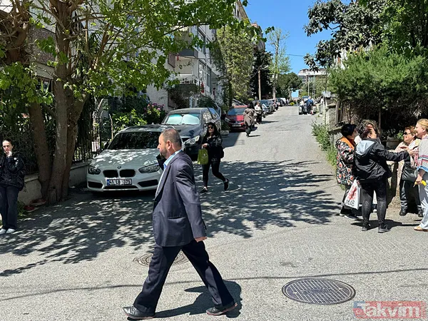 Beşiktaş Bebek'te Depremin Etkisiyle Çevredeki Dükkanlarda Ve Kafelerde Bulunan Vatandaşlar Sokağa Koştu. Vatandaşlar Cep Telefonlarıyla Yakınlarını Aradı.