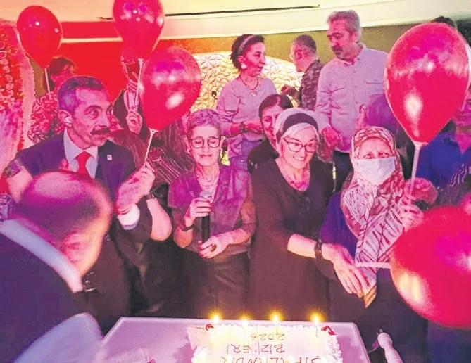 Ankara’da umut gecesi! Lösemiyi yenenler ve tedavisi sürenler yeni yılı birlikte karşıladı