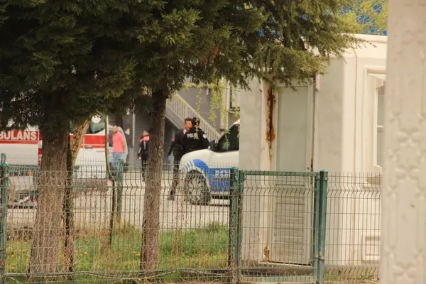 mezbahanede-kasaplar-hayvanlari-birakti-birbirlerini-kesti-1650973461302.jpg Mezbahanede kasaplar hayvanları bıraktı birbirlerini kesti!-4