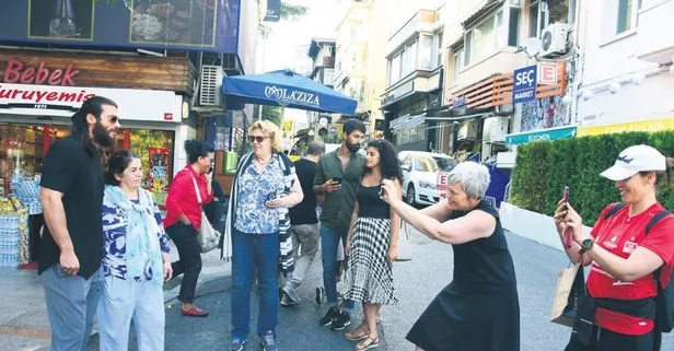 Can Yaman'a Bebek'te yoğun ilgi! Tek tek fotoğraf çektirdi...