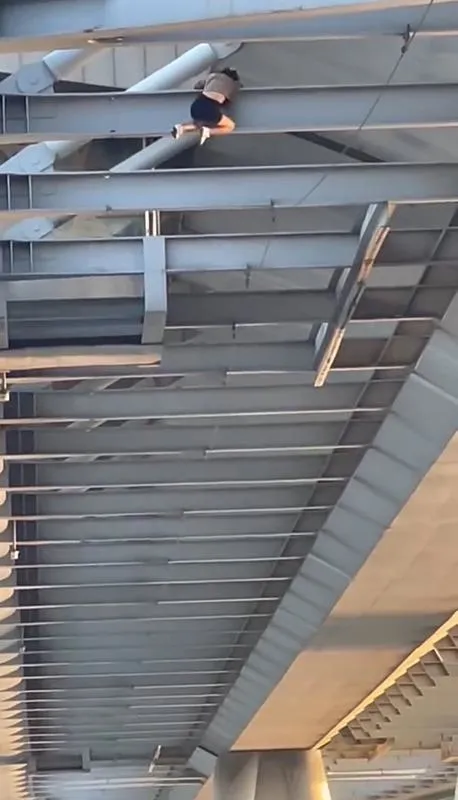 Haliç Metro Köprüsü'nde korku dolu anlar (DHA)