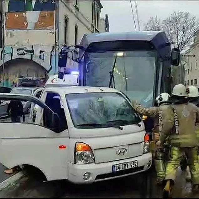 Tramvay kamyonete çarptı