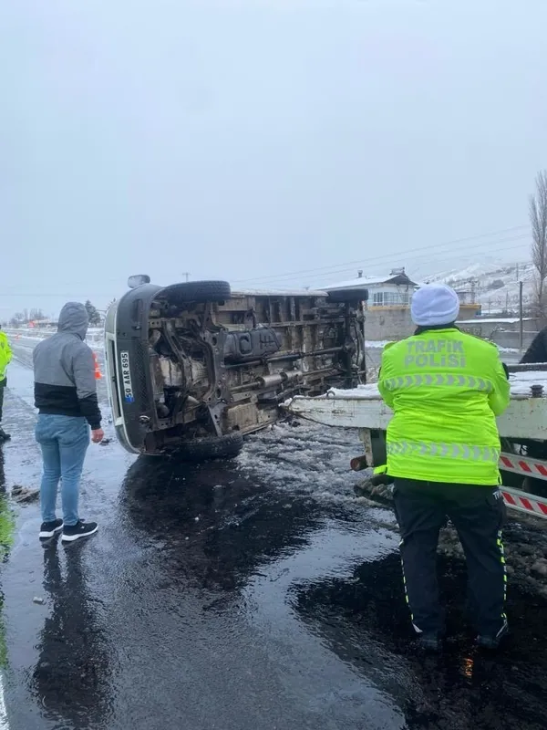 tarim-iscilerini-tasiyan-minibus-devrildi-1-olu-13-yarali-1674887905876.jpeg Tarım işçilerini taşıyan minibüs devrildi: 1 ölü, 13 yaralı-3