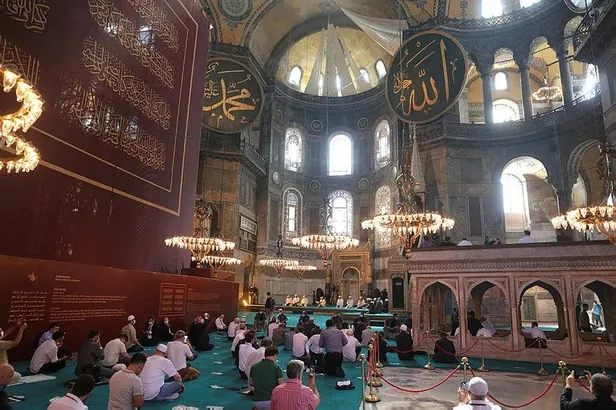 Son dakika: Zincirler kırıldı! Ayasofya-i Kebir Cami-i Şerifi Başkan Erdoğan'ın katılımıyla 86 yıl sonra ibadete açıldı-4