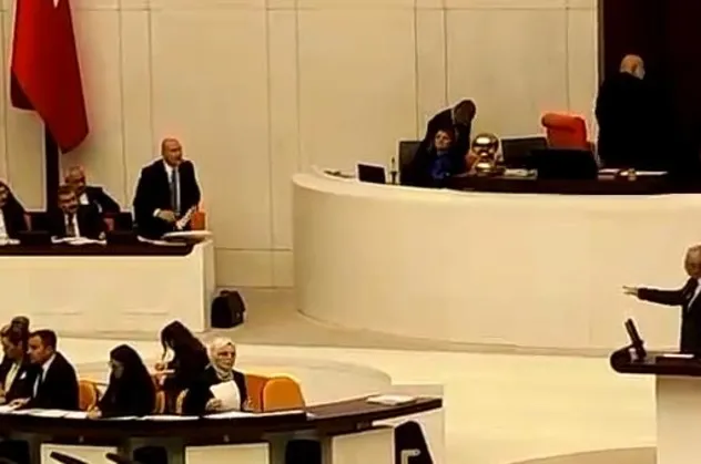 Terörün siyasi ayağı HDP'den TBMM'de provokasyon! "Gizli" belgeleri açıklamaya kalktı Bakan Soylu dersini verdi: "Açıklayamazsın, hainsin"